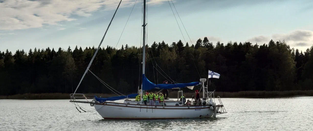 Purjevene telakalla rantakalliolla männikön keskellä