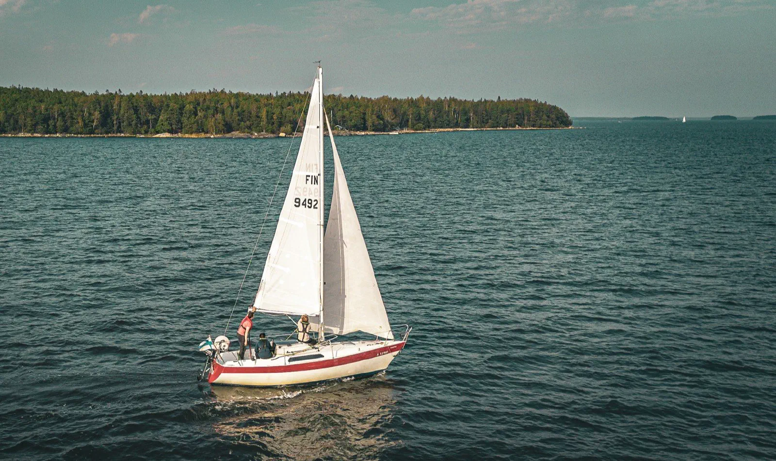S/Y Mansikka purjeet ylhäällä selällä
