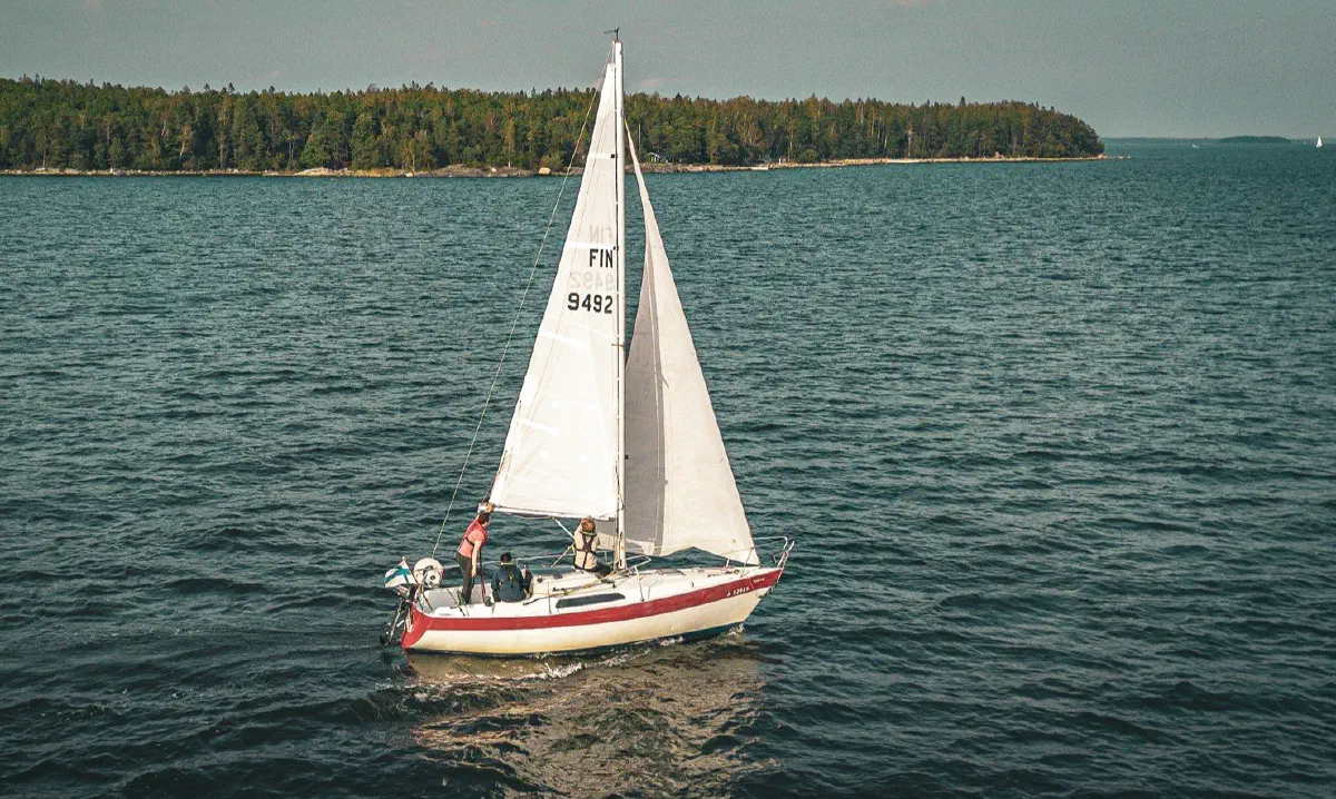 S/Y Mansikka purjeet ylhäällä selällä