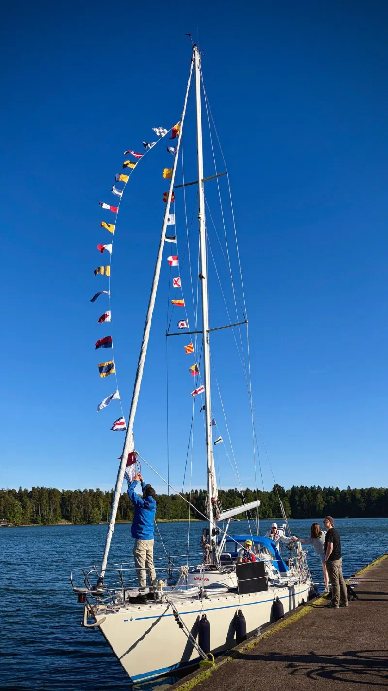 S/Y Norpan masto ja liehuvat viirit